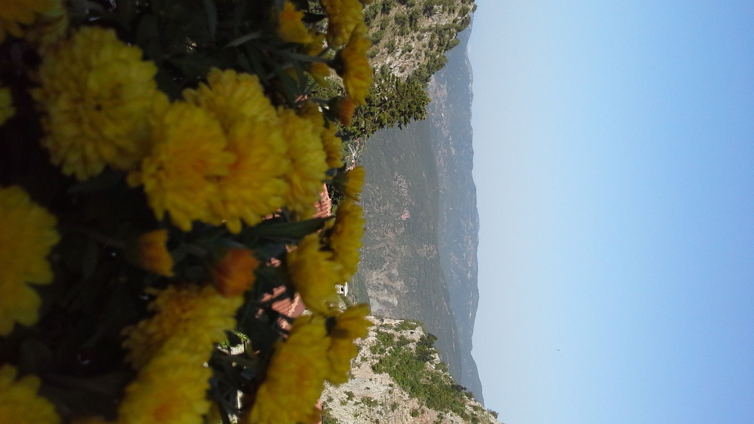Vista de un paisaje montañoso con cielo despejado.