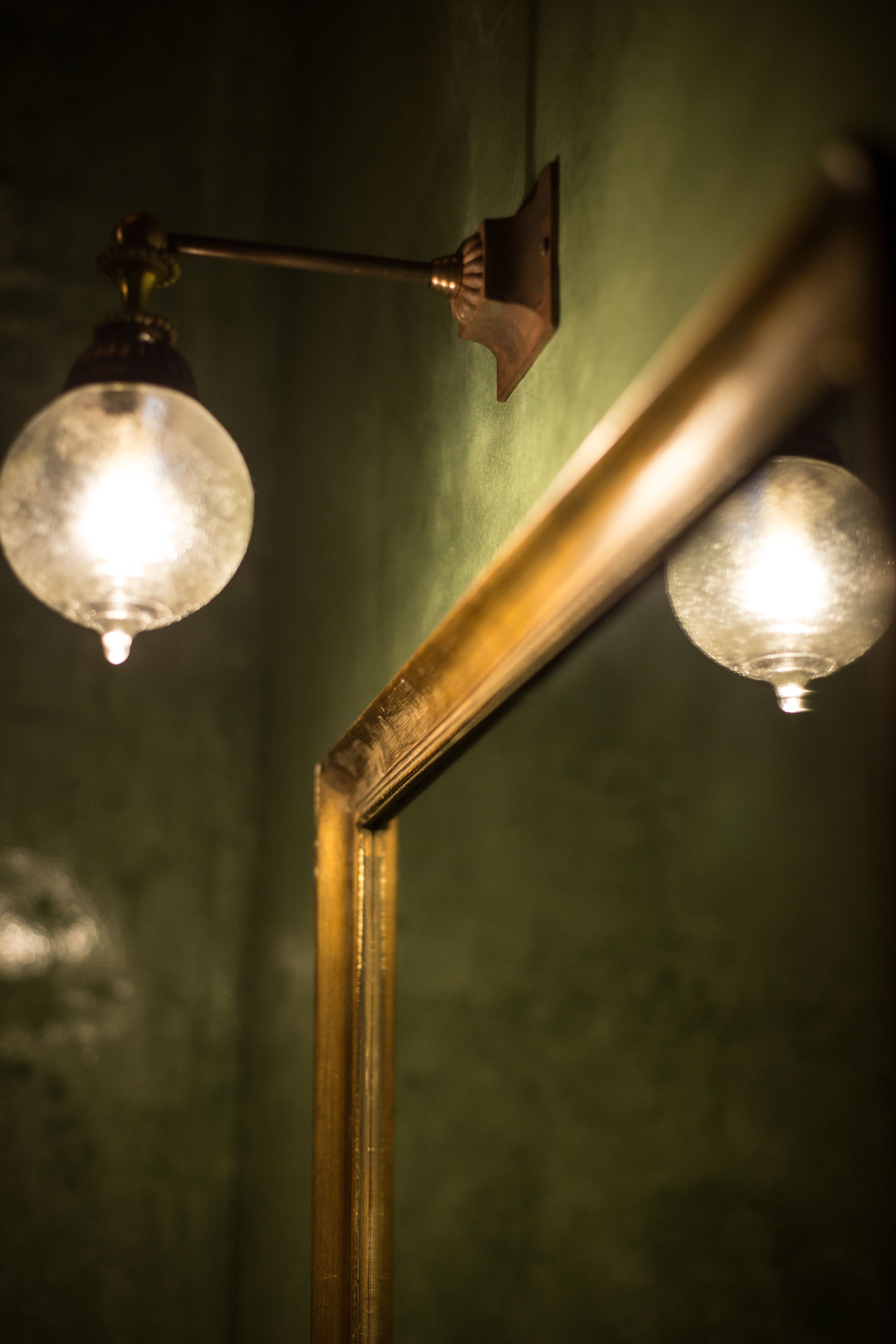 En vægmonteret lampe med to runde glødepærer.