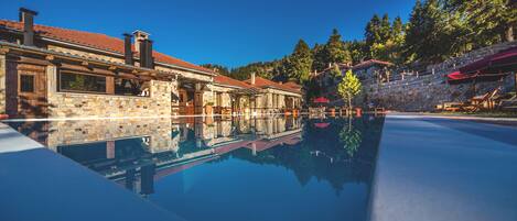 Sisäuima-allas, ulkouima-allas, aurinkovarjoja, aurinkotuoleja