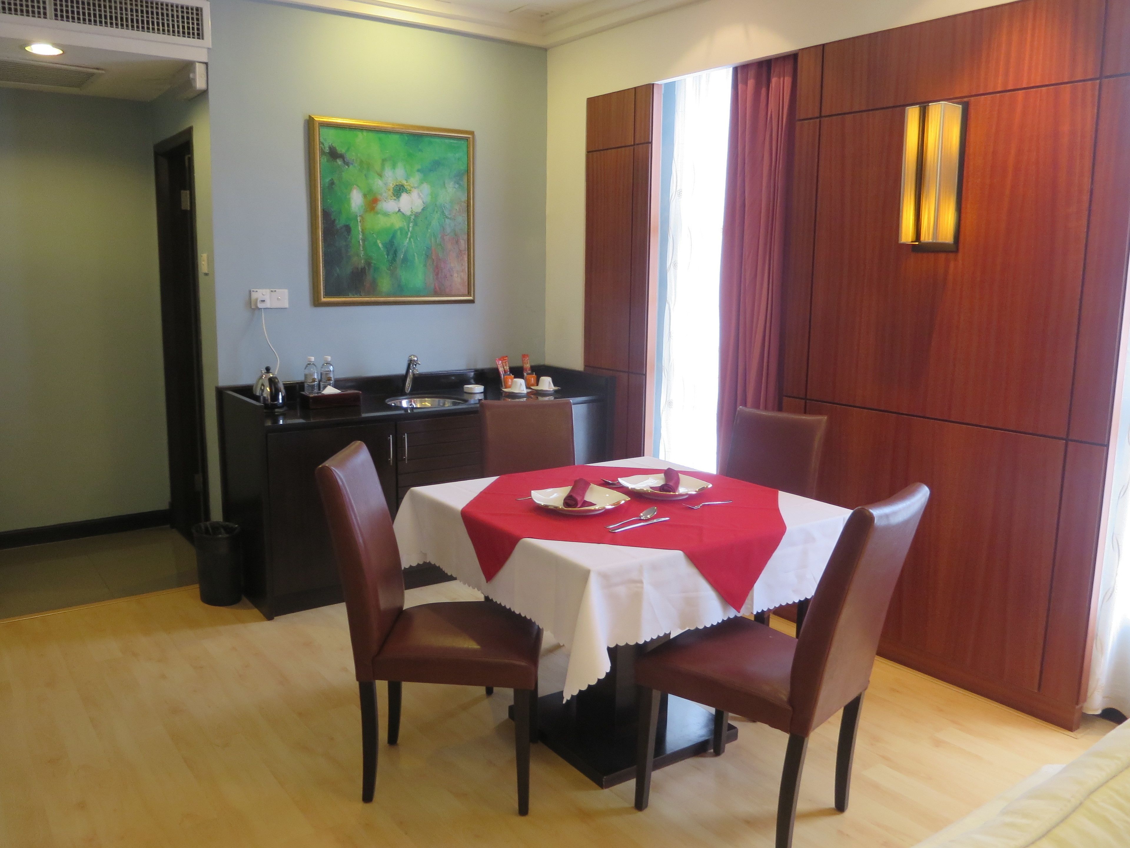 suite | in-room dining