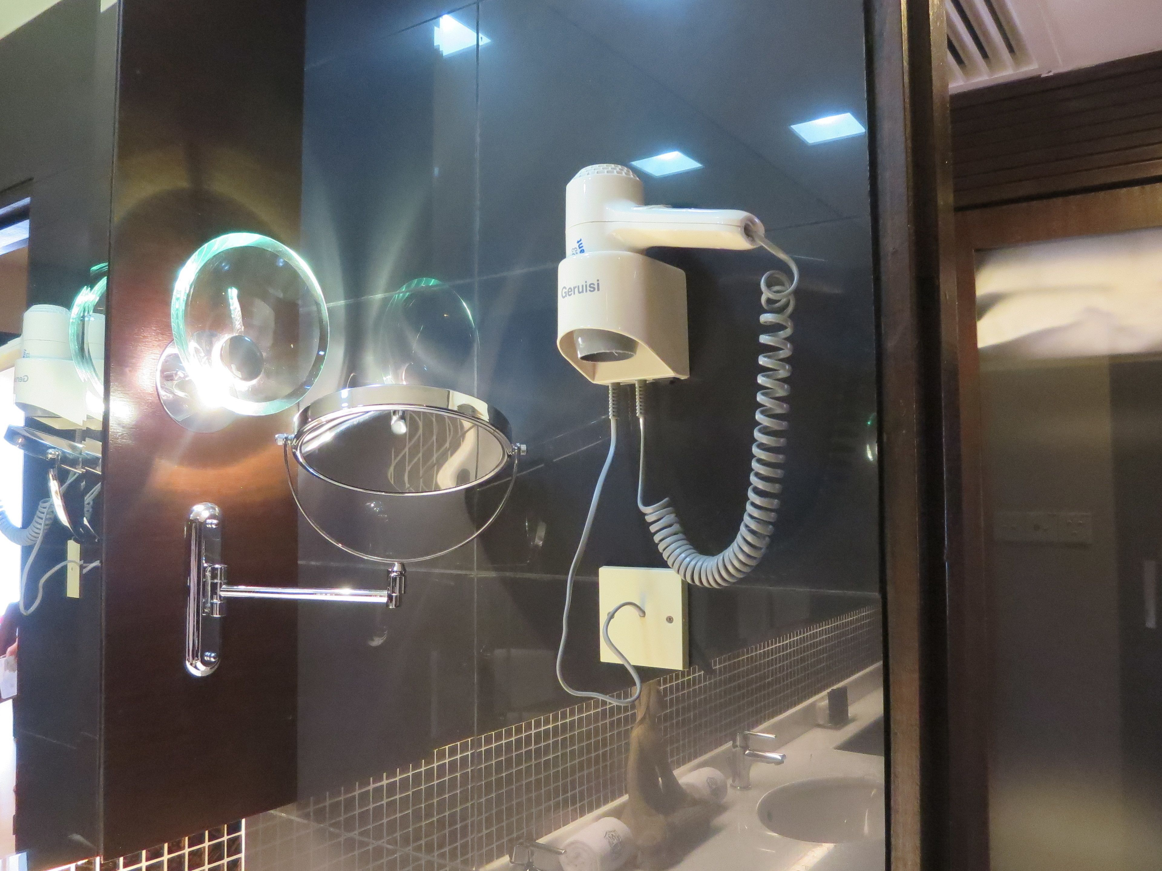 deluxe double room | bathroom amenities | shower, free toiletries, hair dryer, slippers