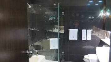 Phòng Suite | Phòng tắm | Buồng tắm vòi sen, đồ dùng nhà tắm miễn phí, máy sấy tóc