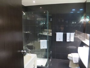 Suite | Bilik Mandi | Pancuran mandi, kelengkapan dandanan diri percuma, pengering rambut 