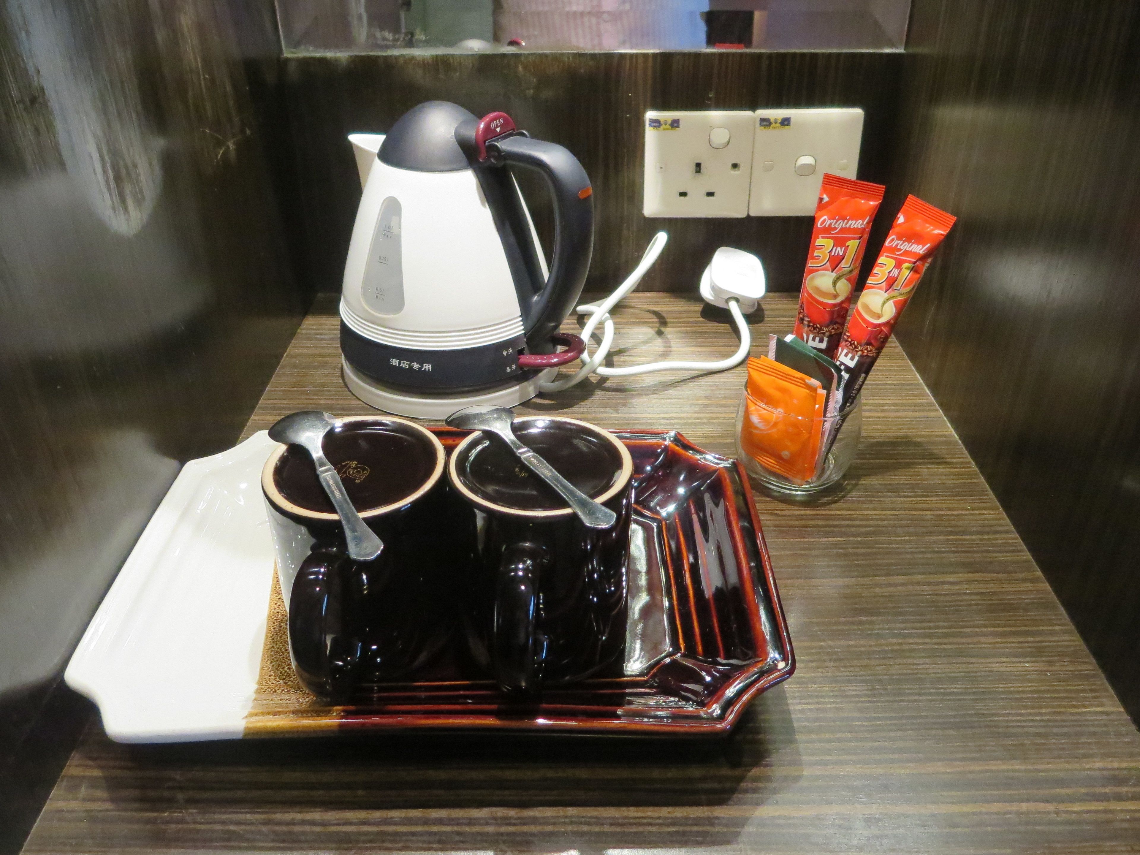 standard double room, 1 queen bed | coffee and/or coffee maker