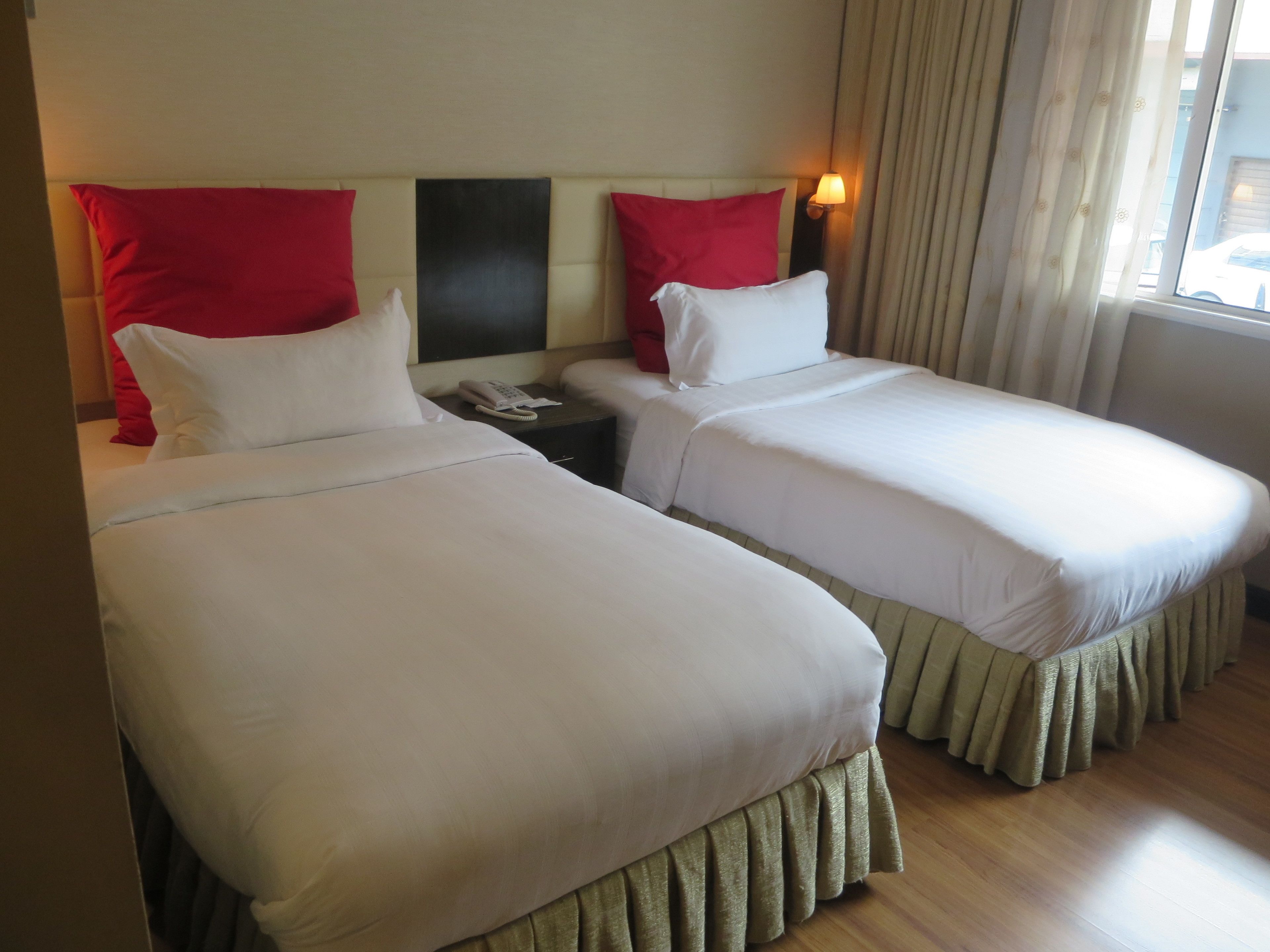 standard twin room, 2 single beds | in-room safe, desk, free wifi