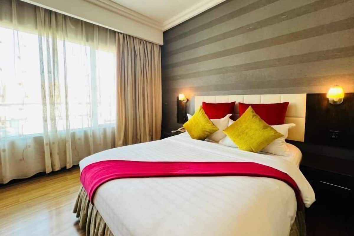 In-room safe, desk, soundproofing, WiFi (free)