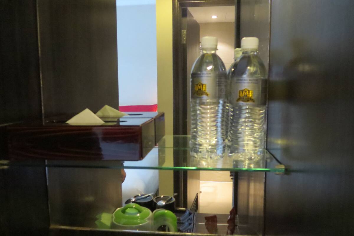 Standard Ground Floor Twin | In-room safe, desk, soundproofing, WiFi (free)