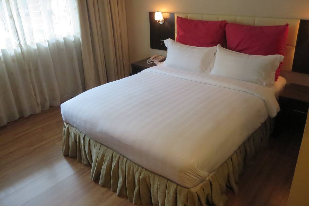 Standard Ground Floor Queen | In-room safe, desk, soundproofing, WiFi (free)