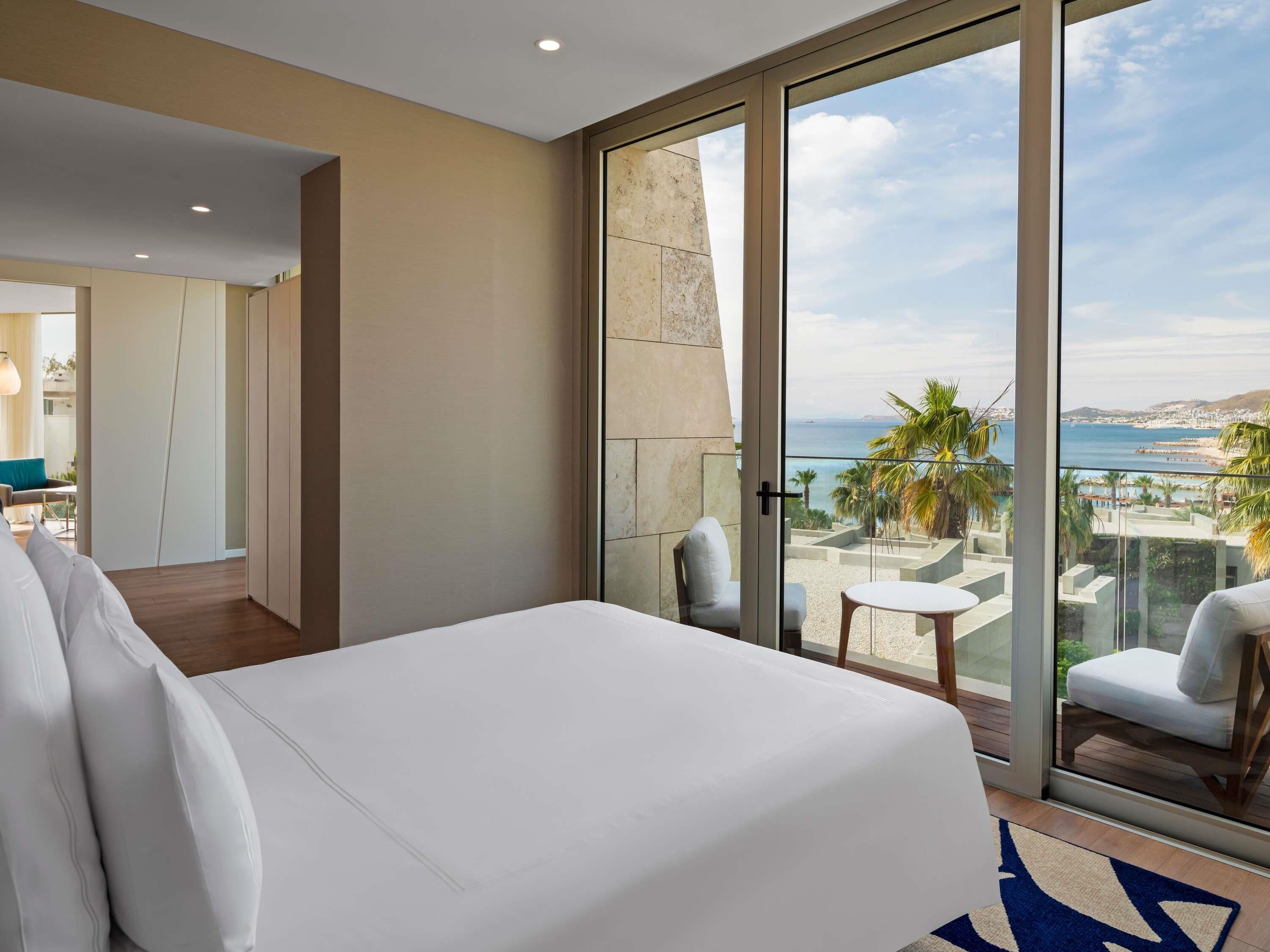 family suite, 1 king bed, sea view | minibar, in-room safe, desk, soundproofing