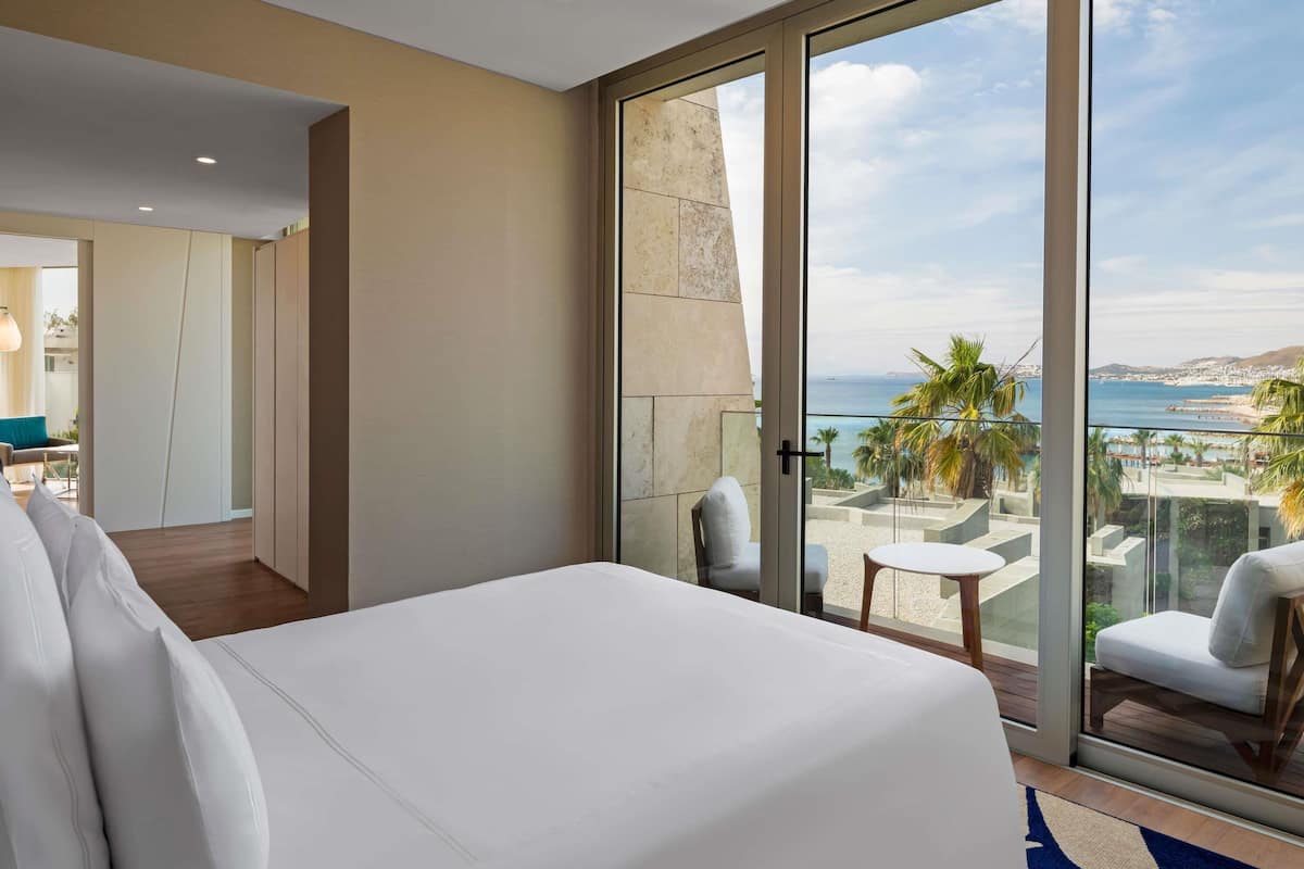 family suite, 1 king bed, sea view | minibar, in-room safe, desk, soundproofing