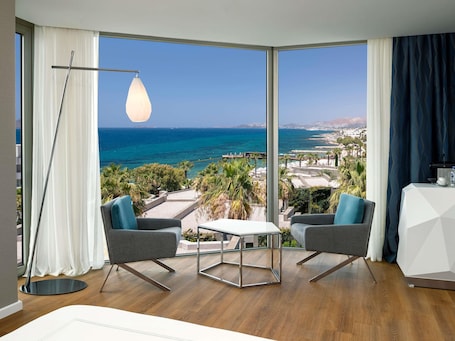 Familien-Suite, 1 King-Bett, Meerblick | Minibar, Zimmersafe, Schreibtisch, schallisolierte Zimmer. Swissotel Resort Bodrum Beach