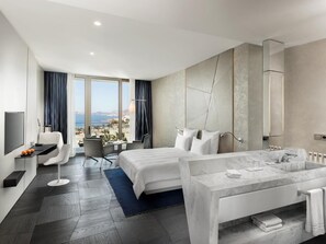 Minibar, caja de seguridad en la habitación y escritorio 