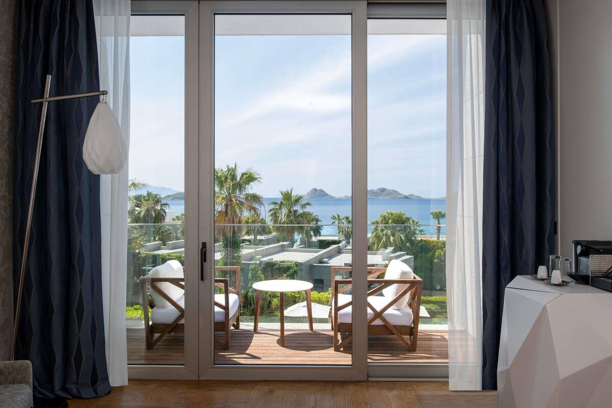 swiss select sea view king | minibar, in-room safe, desk, soundproofing