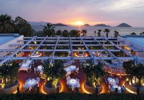 3 restaurants, breakfast, lunch, dinner served; international cuisine