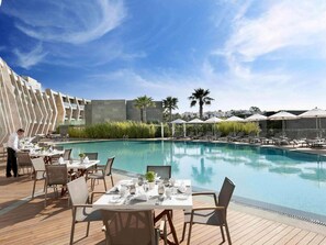 3 restauranter: frokost, lunsj og middag serveres