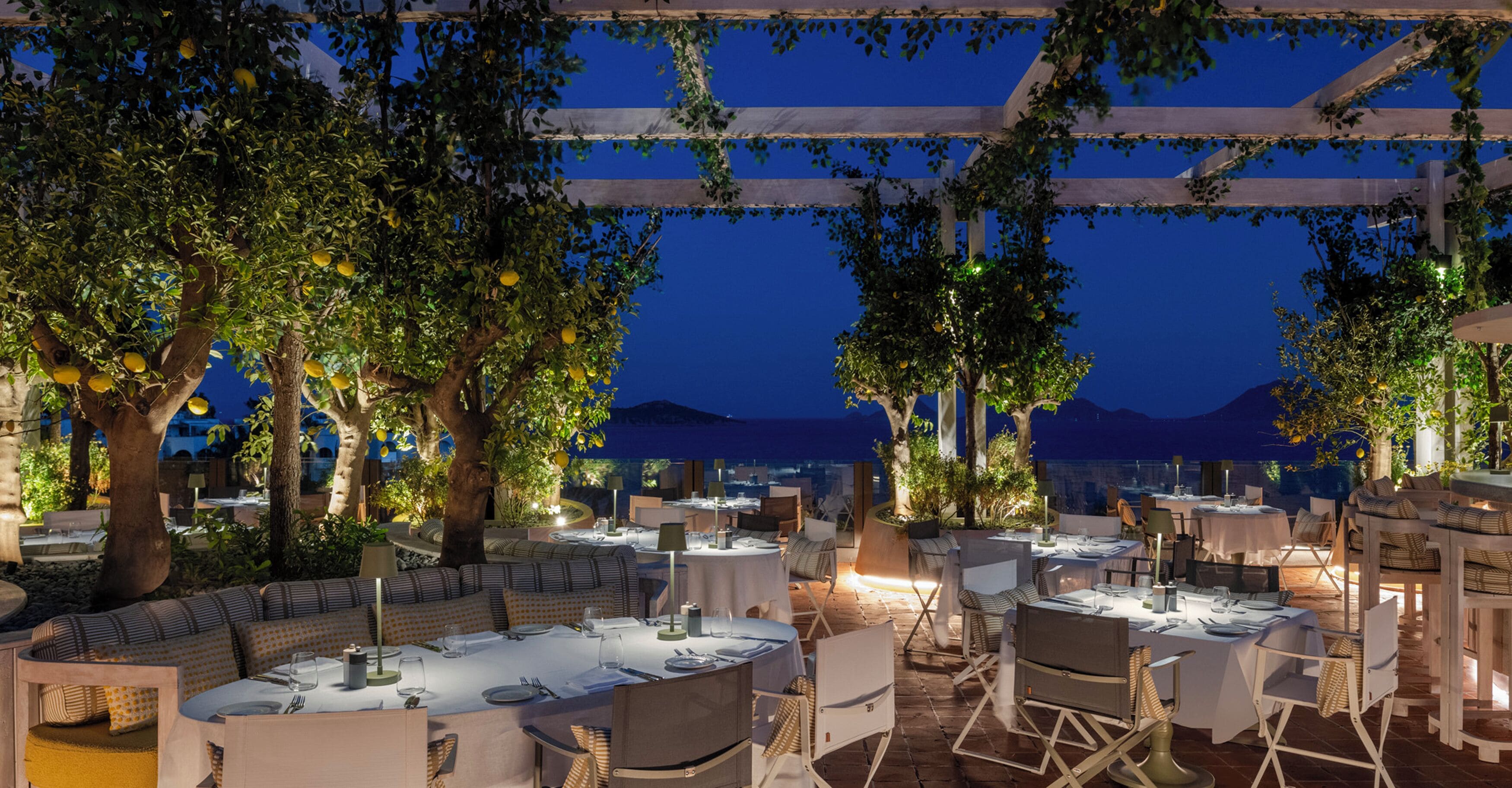 3 restaurants, breakfast, lunch, dinner served; international cuisine