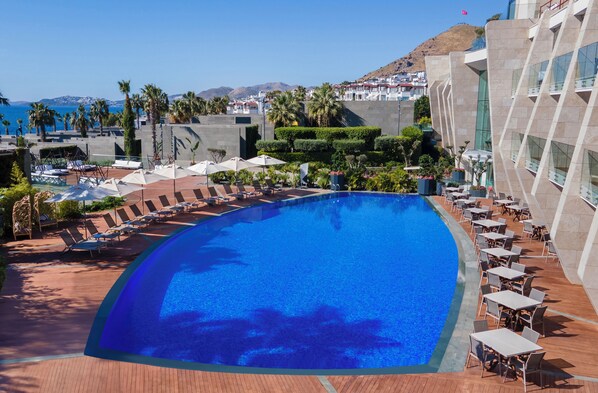 Piscina interna, piscina externa sazonal, guarda-sóis, espreguiçadeiras