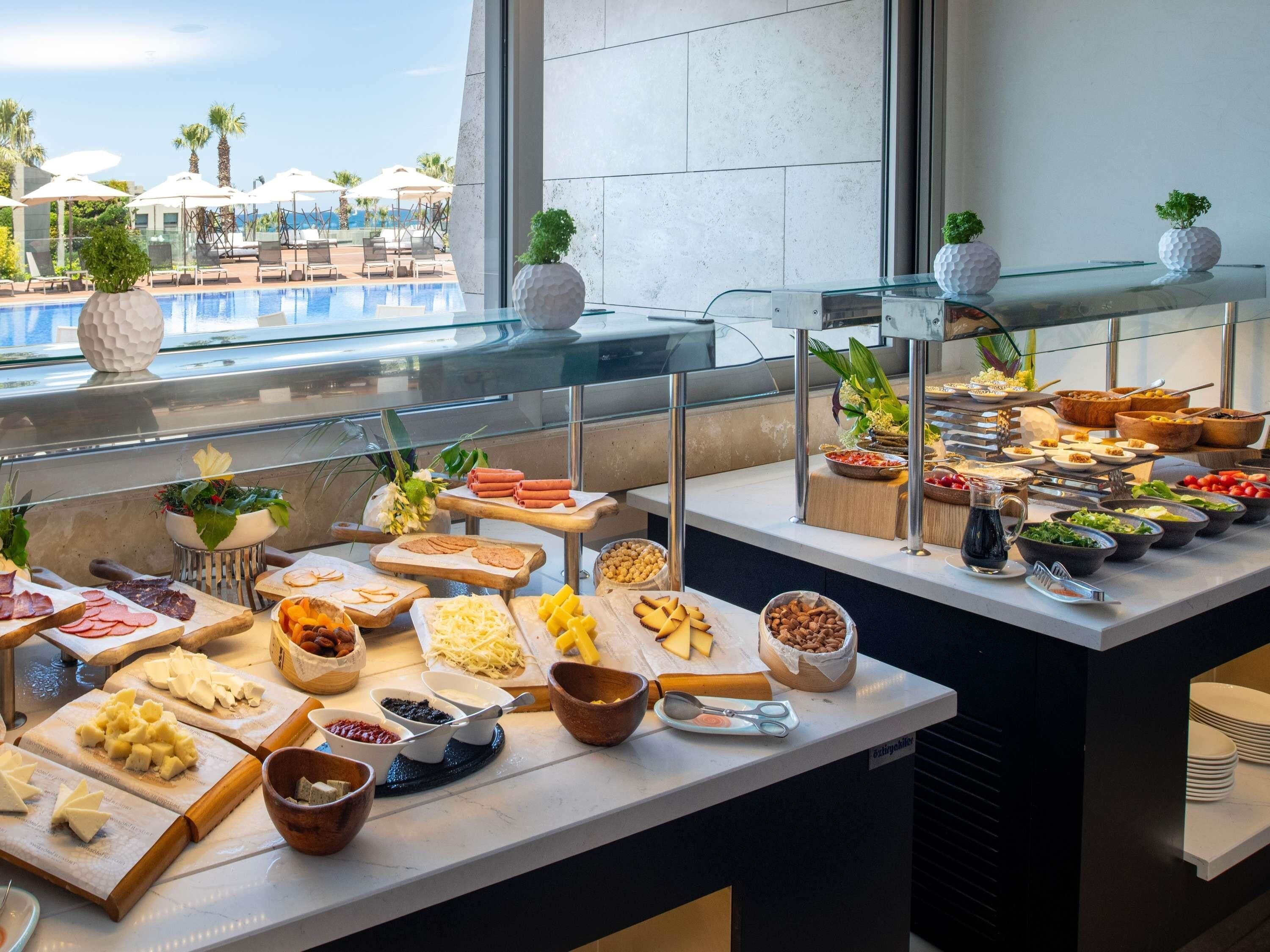 3 restaurants, breakfast, lunch, dinner served; international cuisine