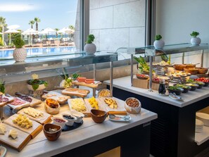 3 restaurantes; se sirve desayuno, almuerzo y cena; cocina internacional