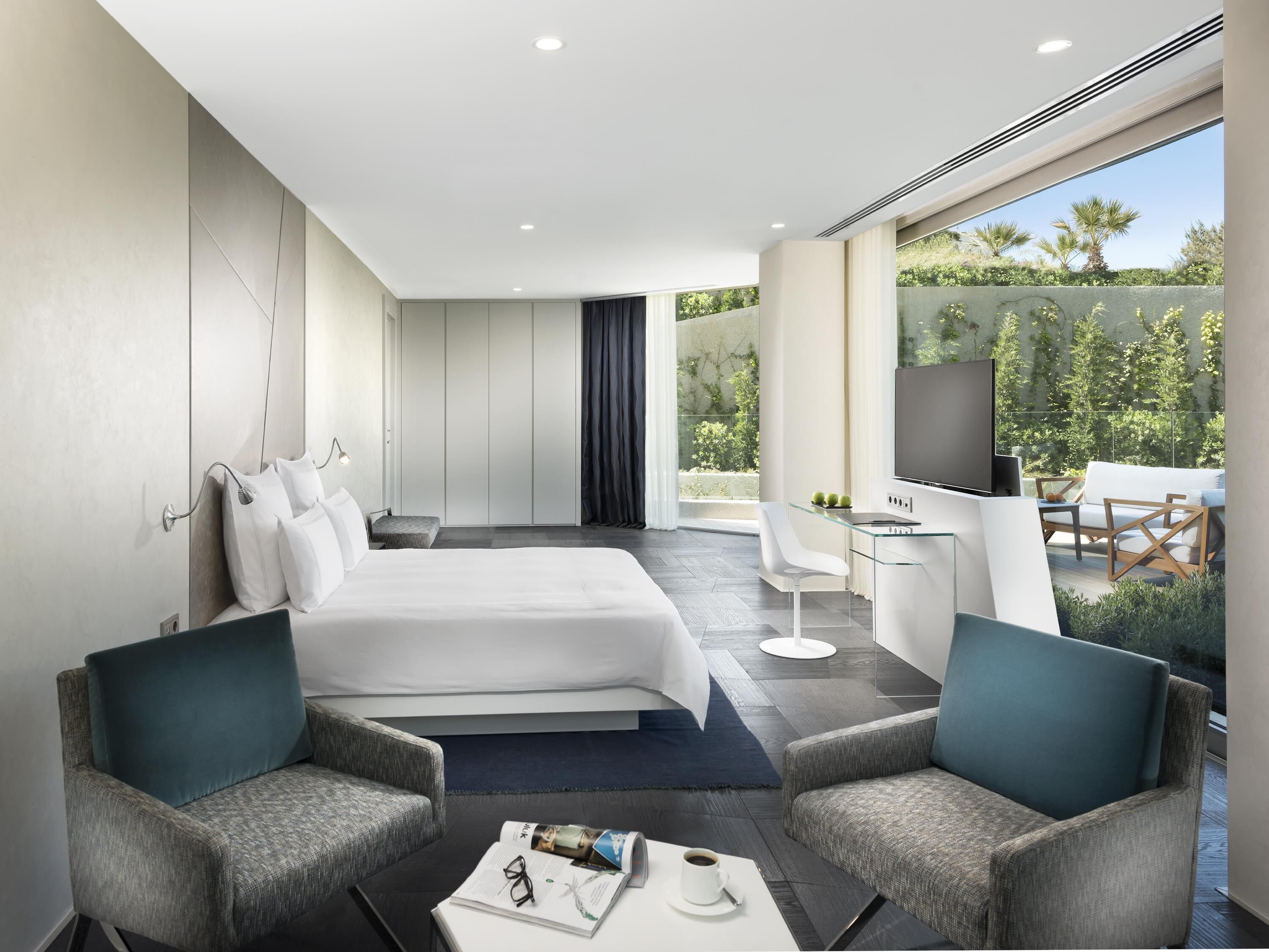 Family Suite, 1 King Bed, Garden View | Minibar, in-room safe, desk, soundproofing