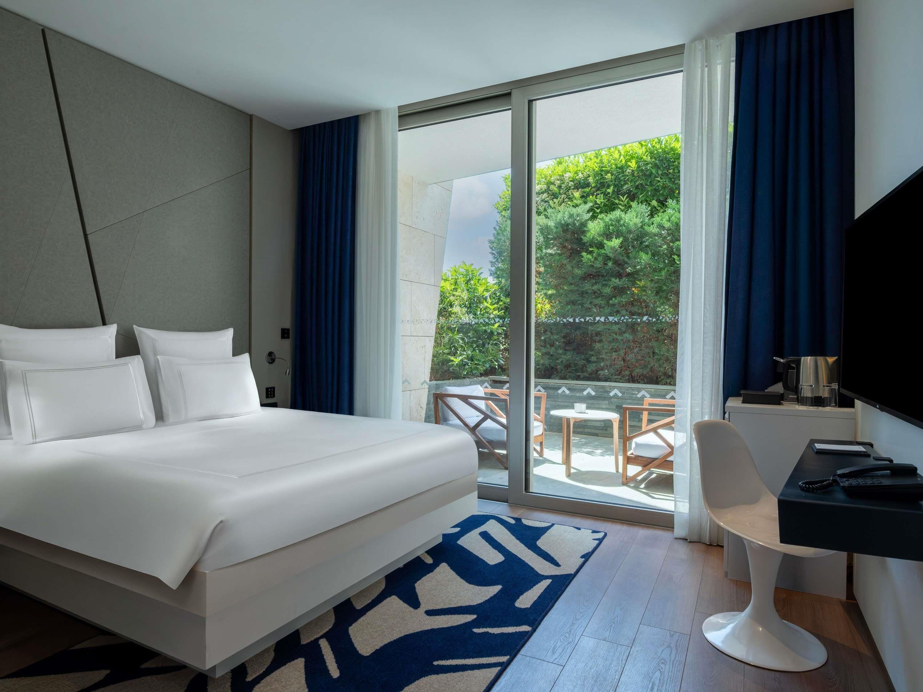 Classic Room, 1 King Bed | Minibar, in-room safe, desk, soundproofing