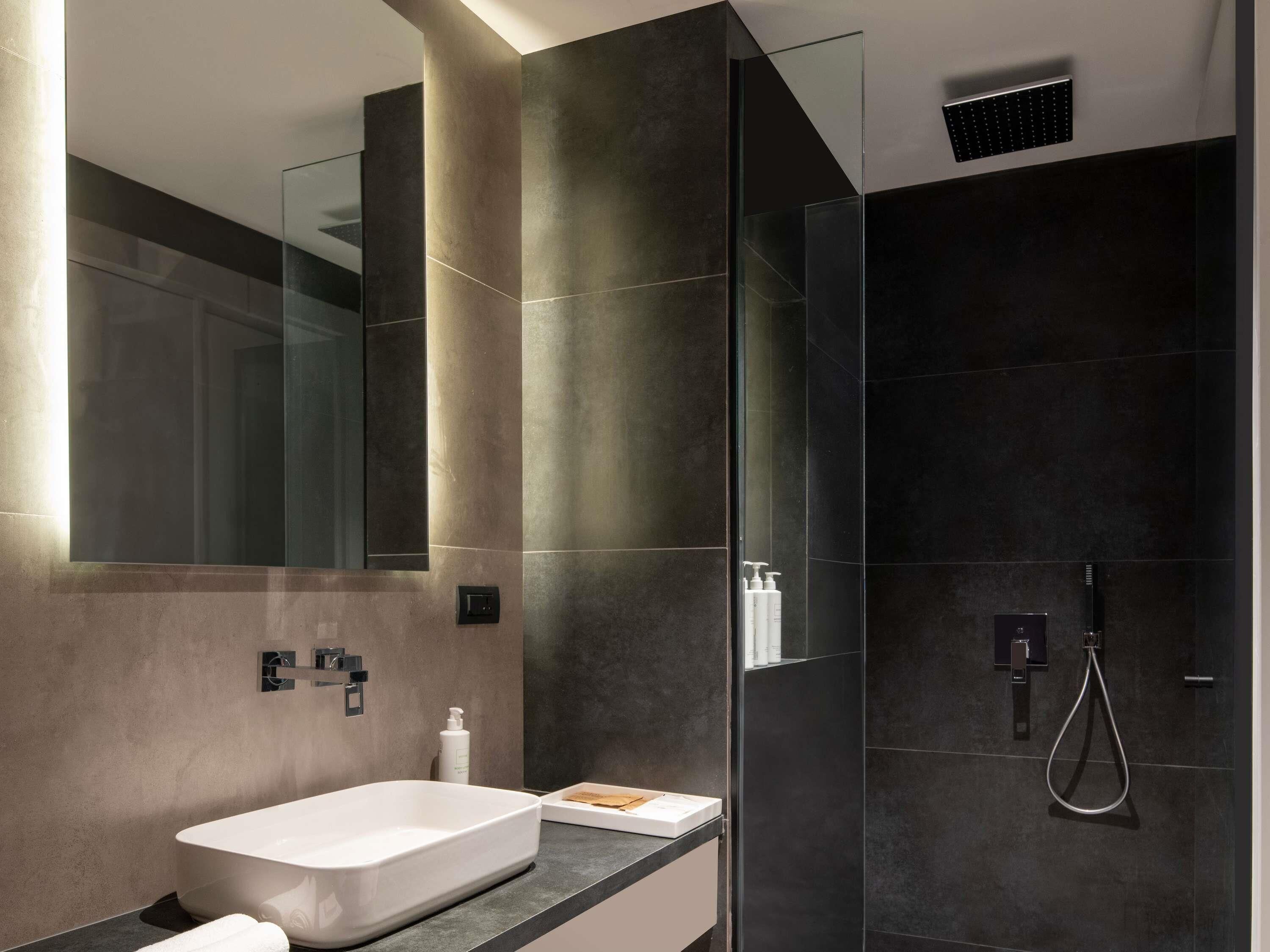 family suite, 1 king bed, sea view | minibar, in-room safe, desk, soundproofing