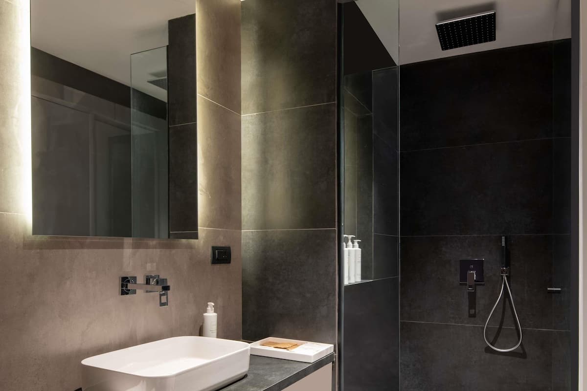 family suite, 1 king bed, sea view | minibar, in-room safe, desk, soundproofing