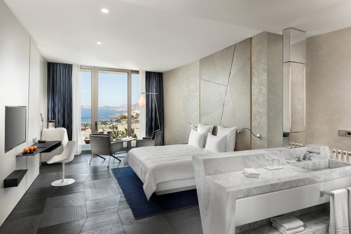 swiss select sea view king | minibar, in-room safe, desk, soundproofing