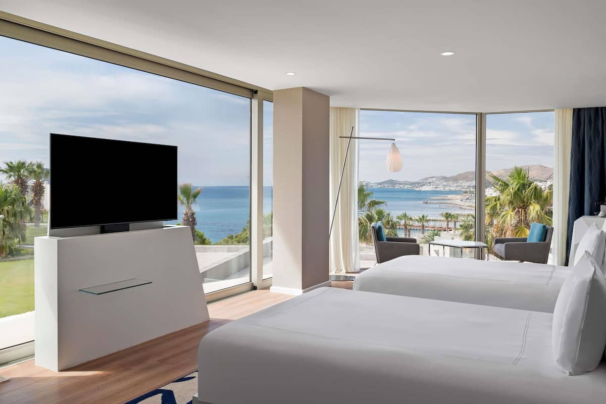 family suite, 1 king bed, sea view | minibar, in-room safe, desk, soundproofing