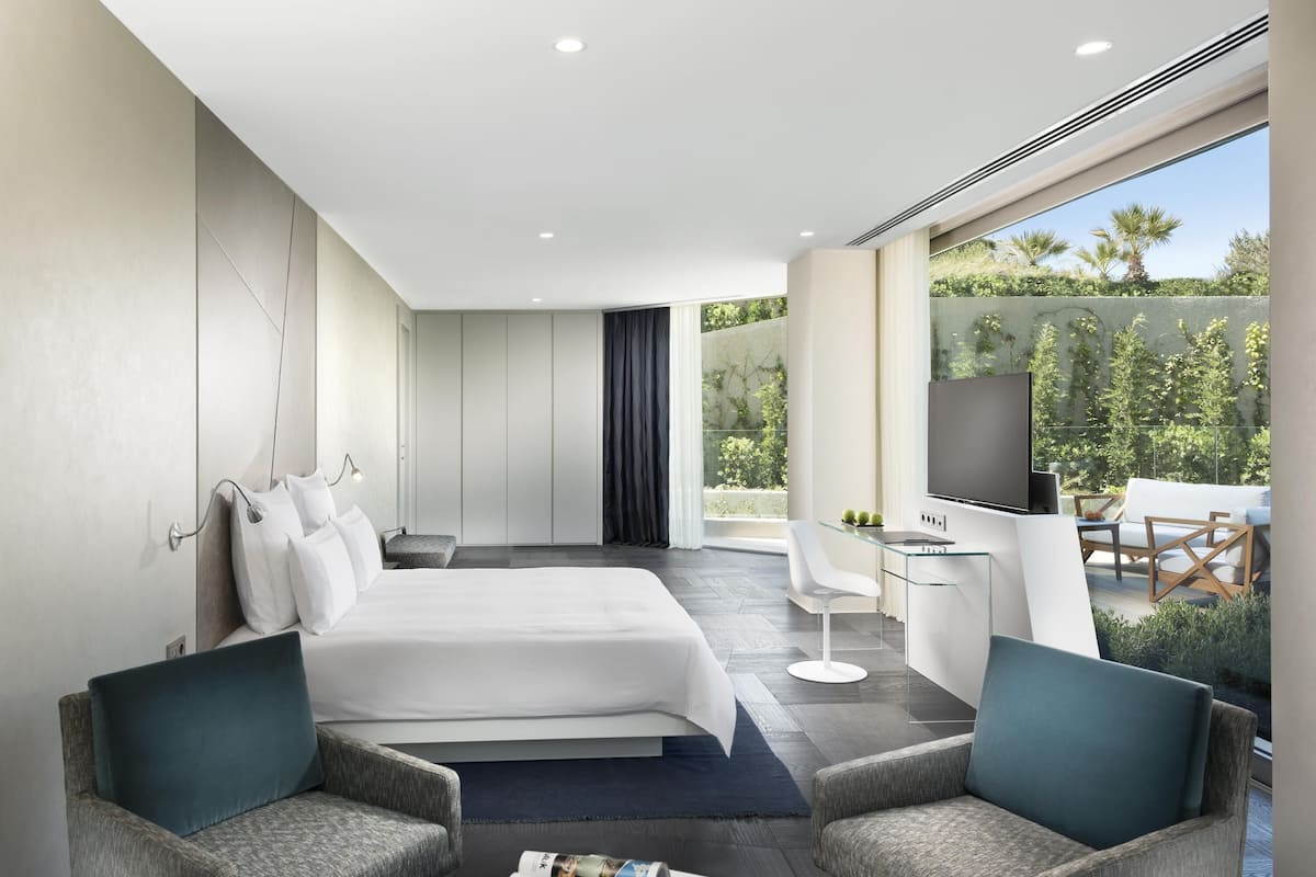 Minibar, in-room safe, desk, soundproofing