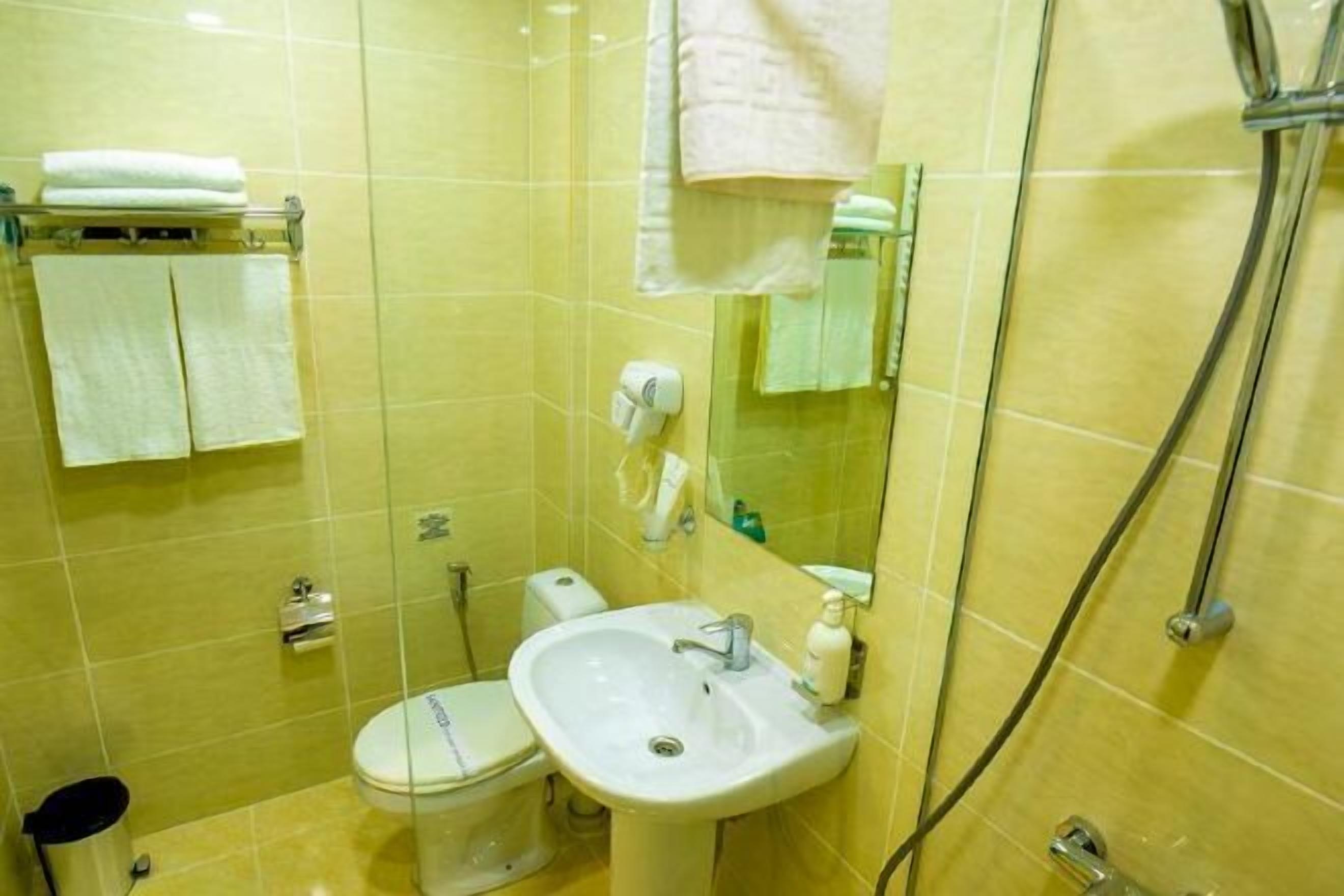 Badeværelse | Kombination af bruser/badekar, gratis toiletartikler, hårtørrer