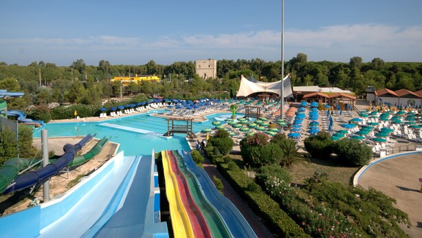 A water park with multiple slides, a swimming pool, and sun loungers. - Villaggio Albatros (Lesina)