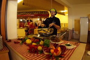 2 restaurants; breakfast, lunch and dinner served 