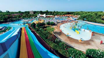 Piscina stagionale all'aperto, ombrelloni da piscina, lettini