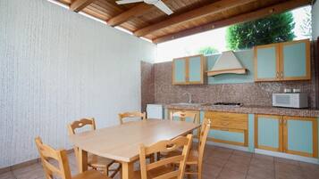 2 ristoranti, aperti a colazione, a pranzo e a cena, cucina locale