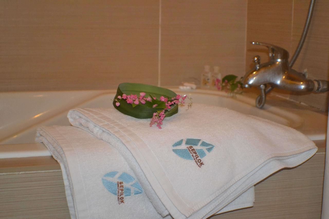 shower, free toiletries, towels