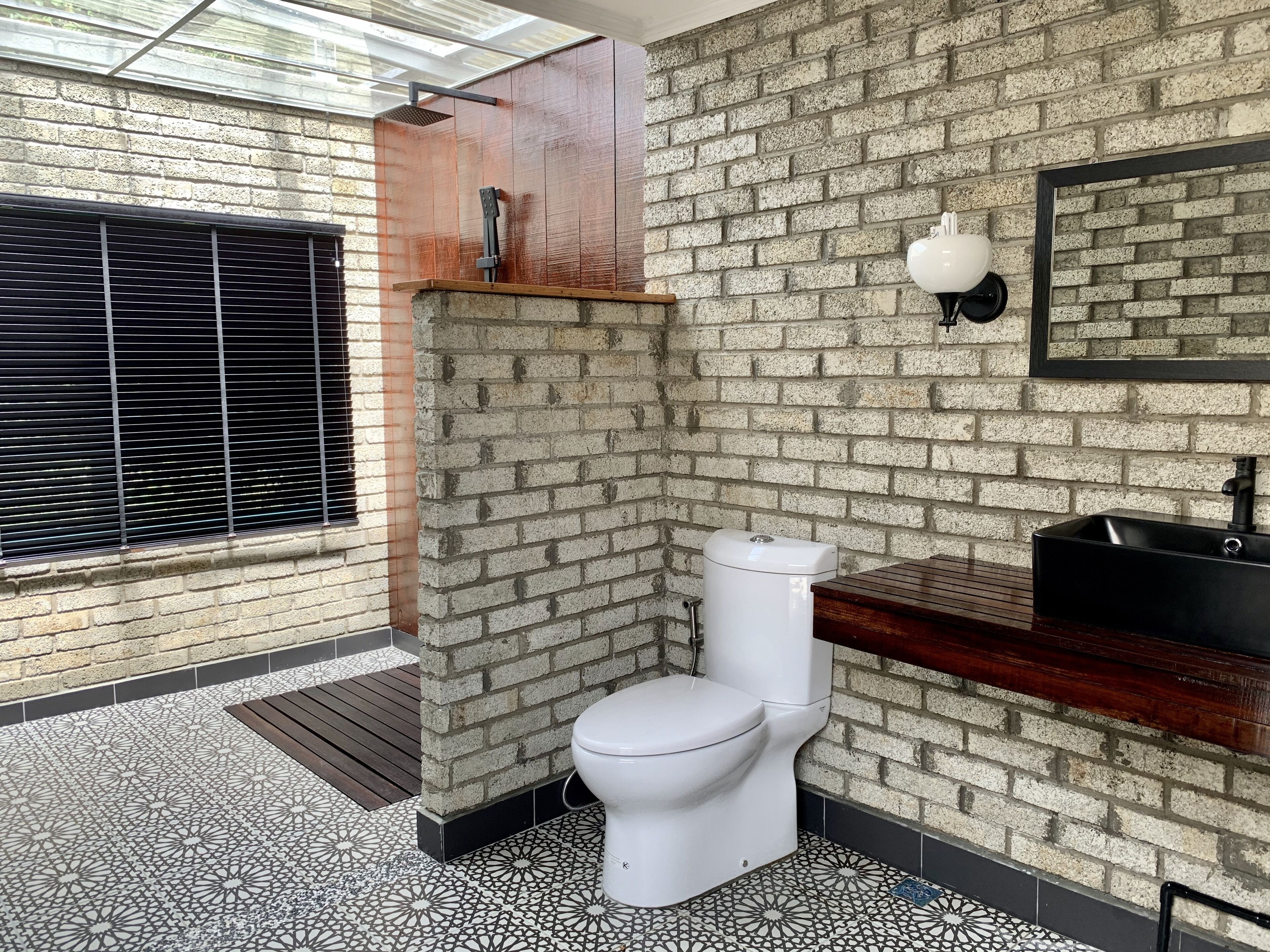 glamping (pool villa) | bathroom | shower, free toiletries, towels