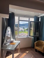 Habitación doble superior, vistas parciales al mar (301) | Escritorio, cortinas opacas, wifi gratis y ropa de cama