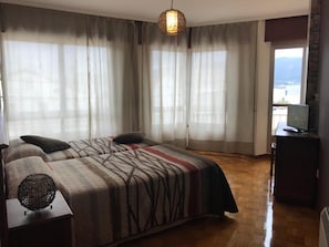 Desk, blackout drapes, free WiFi, bed sheets - Hotel Celta Galaico (Viveiro)
