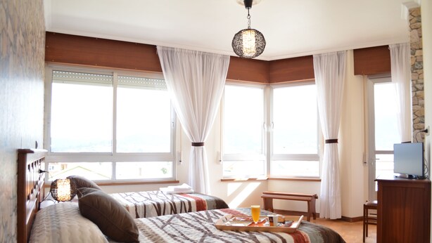 Escritorio, cortinas blackout, wifi gratis y ropa de cama 