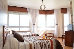 Escritorio, cortinas opacas, wifi gratis y ropa de cama