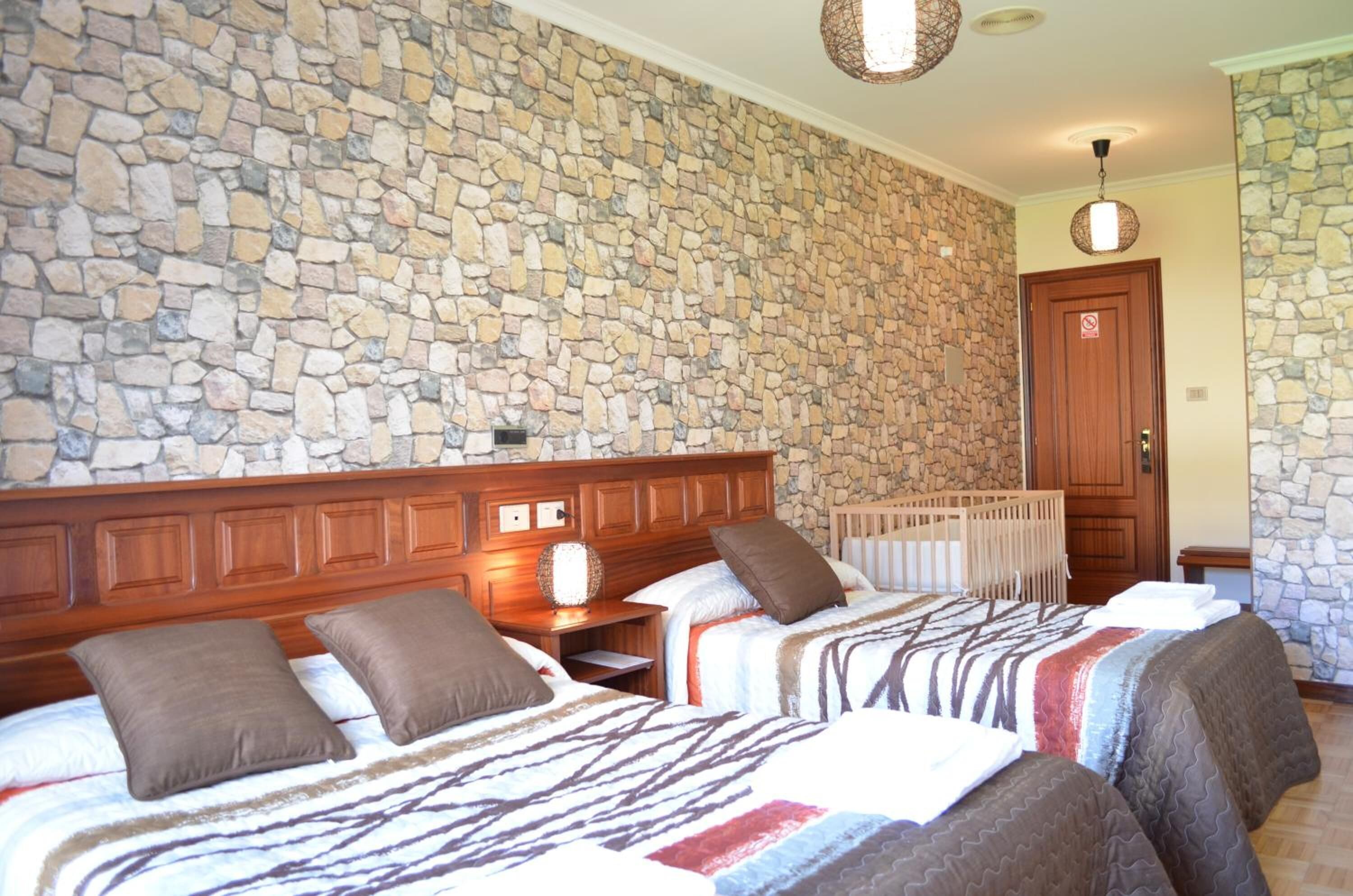 Escritorio, cortinas blackout, wifi gratis y ropa de cama 