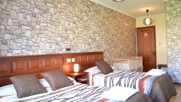 Escrivaninha, cortinas blackout, Wi-Fi de cortesia, roupa de cama