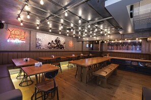 بوفيه فطور يوميًا بتكلفة قدرها (12.50 EUR للشخص)