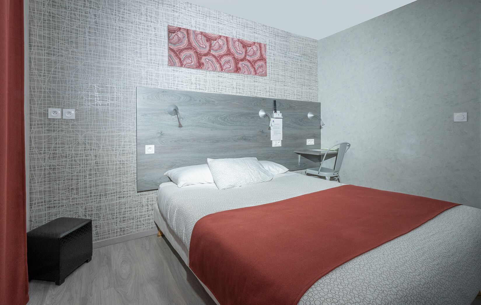 Desk, soundproofing, free WiFi, bed sheets
