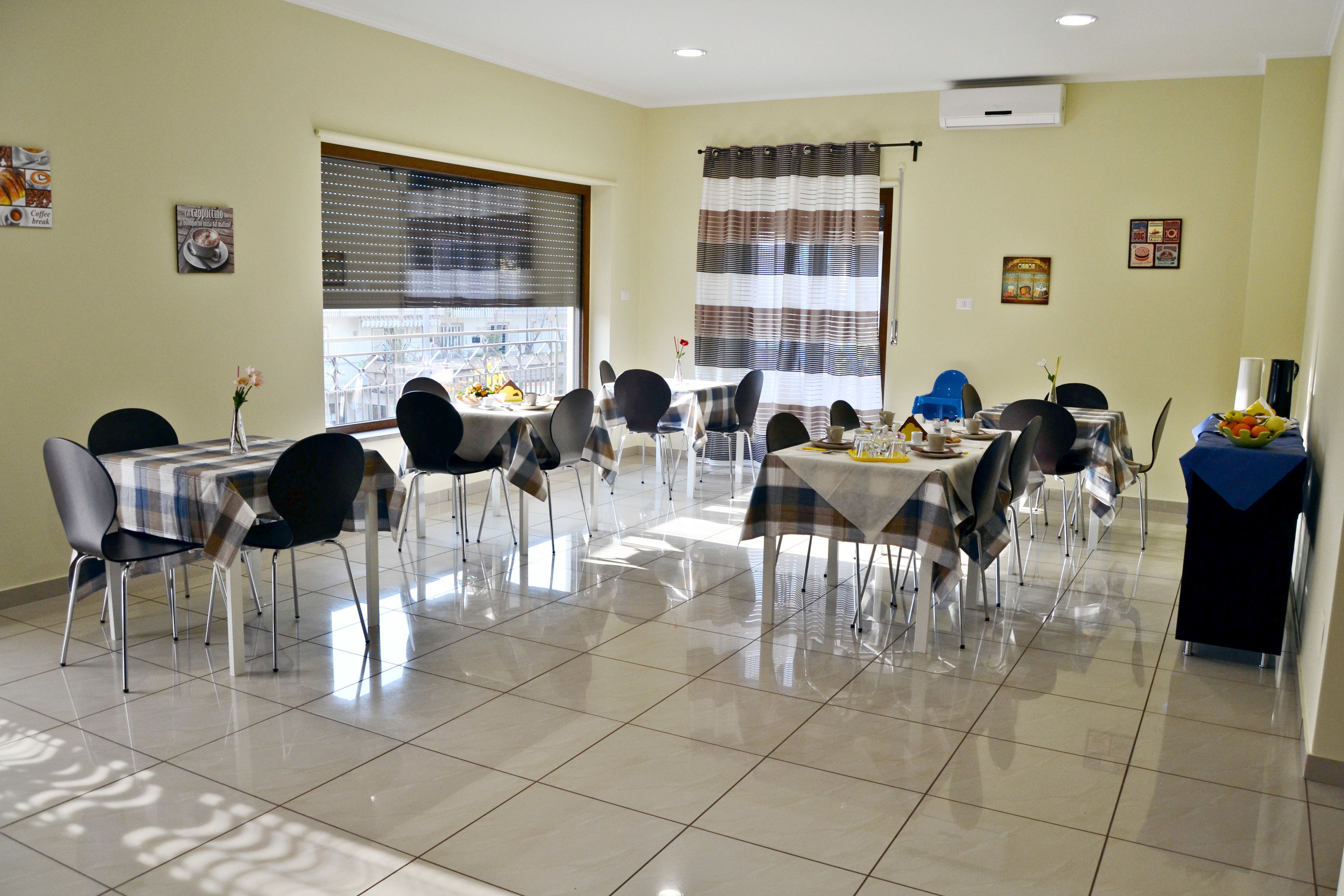 Frukost med lokala rätter varje dag (EUR 5 per person)