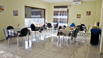 Frukost med lokala rätter varje dag (EUR 5 per person)