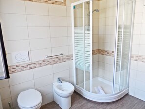 Suite Keluarga | Kamar mandi | Shower, perlengkapan mandi gratis, pengering rambut, dan jubah mandi