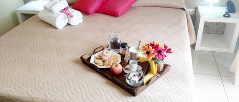 Habitación doble clásica | Decoración personalizada, muebles diferentes y escritorio