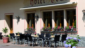 A hotel exterior with a sign reading "Hotel Troube". - Hotel Traube (Loef)